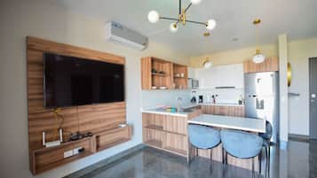 Frigorífico, microondas, placa de cocina y cafetera o tetera