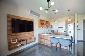 Fridge, microwave, stovetop, coffee/tea maker - New and luxurious! - Near Fundidora, Cintermex, arena (Monterrey)