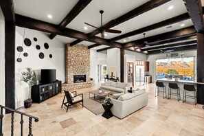 TV, caminetto, studio