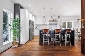 Réfrigérateur, four à micro-ondes, un four, surface de cuisson