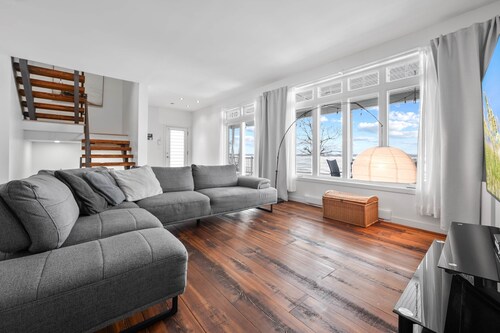 Ultimate Lake Escape | Sleeps 10 | Family Ready | 4 Min to Beach | CITQ 305702