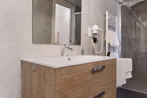 Shower, hair dryer, towels - Apartment 'Azalea' with Lake View, Wi-Fi and Air Conditioning (Laveno-Mombello)