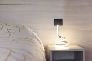 Iron/ironing board, WiFi, bed sheets - Apartment 'Azalea' with Lake View, Wi-Fi and Air Conditioning (Laveno-Mombello)