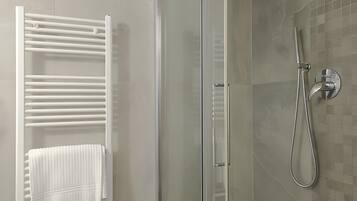 Dusche, Haartrockner, HandtĂŒcher