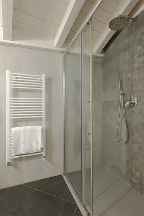 Dusche, Haartrockner, Handtücher