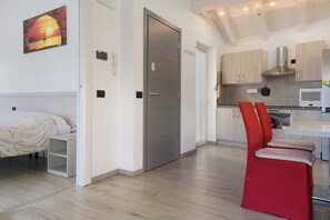Iron/ironing board, WiFi, bed sheets - Apartment 'Azalea' with Lake View, Wi-Fi and Air Conditioning (Laveno-Mombello)