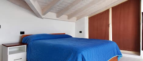 Tabla de planchar con plancha, wifi y ropa de cama