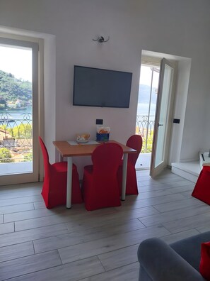Dining - Apartment 'Rosa' with Lake View, Balcony and Wi-Fi (Laveno-Mombello)