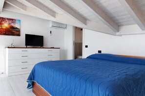 Tabla de planchar con plancha, wifi y ropa de cama 