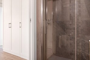 Shower, hair dryer, towels - Apartment 'Rosa' with Lake View, Balcony and Wi-Fi (Laveno-Mombello)
