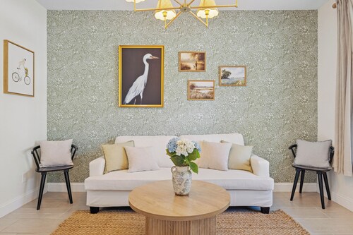 NEW! 3 mins to Old Town • Sleeps 12 • Game Room • Charming Bluffton Retreat