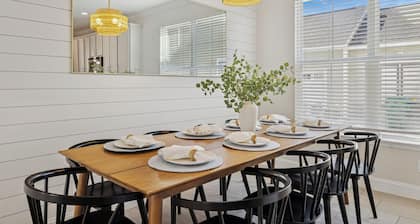 NEW 3 mins to Old Town, Charming Bluffton family retreat, game room