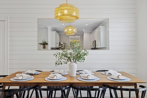 NEW! 3 mins to Old Town • Sleeps 12 • Game Room • Charming Bluffton Retreat