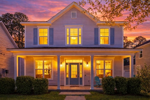 NEW! 3 mins to Old Town • Sleeps 12 • Game Room • Charming Bluffton Retreat