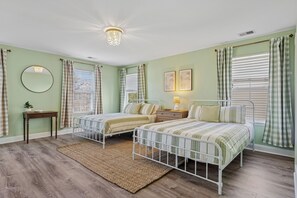 5 bedrooms, iron/ironing board, WiFi, bed sheets