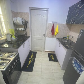 Apartemen Keluarga | Dapur pribadi | Lemari es, microwave, dan peralatan masak/sendok-piring