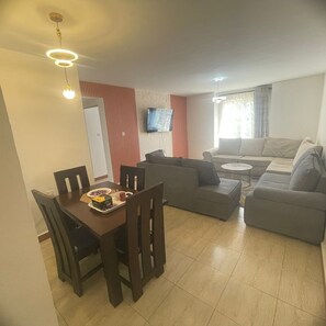 Apartamento familiar | Zona de estar | Smart TV de 32 pulgadas con canales digitales