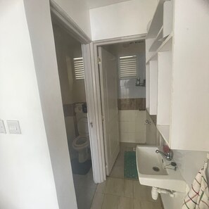 Apartamento familiar | Baño | Ducha, artículos de higiene personal gratuitos, zapatillas y toallas
