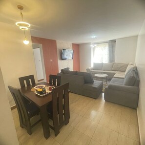 Apartamento familiar | Zona de estar | Smart TV de 32 pulgadas con canales digitales