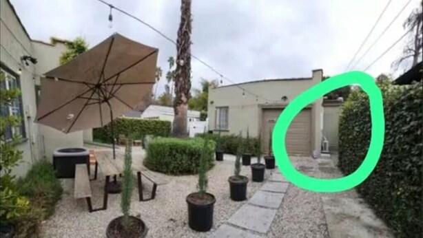 A patio area with a large umbrella, potted plants, and a gravel pathway. - Amazing Studio in Pasadena! (Pasadena)
