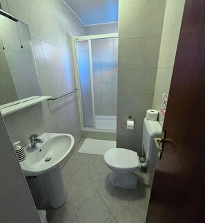 Dusj, hårføner, håndklær og såpe