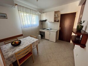 Dining - Cozy 1-bedroom apartment in quaint Lumbarda with AC (Lumbarda)