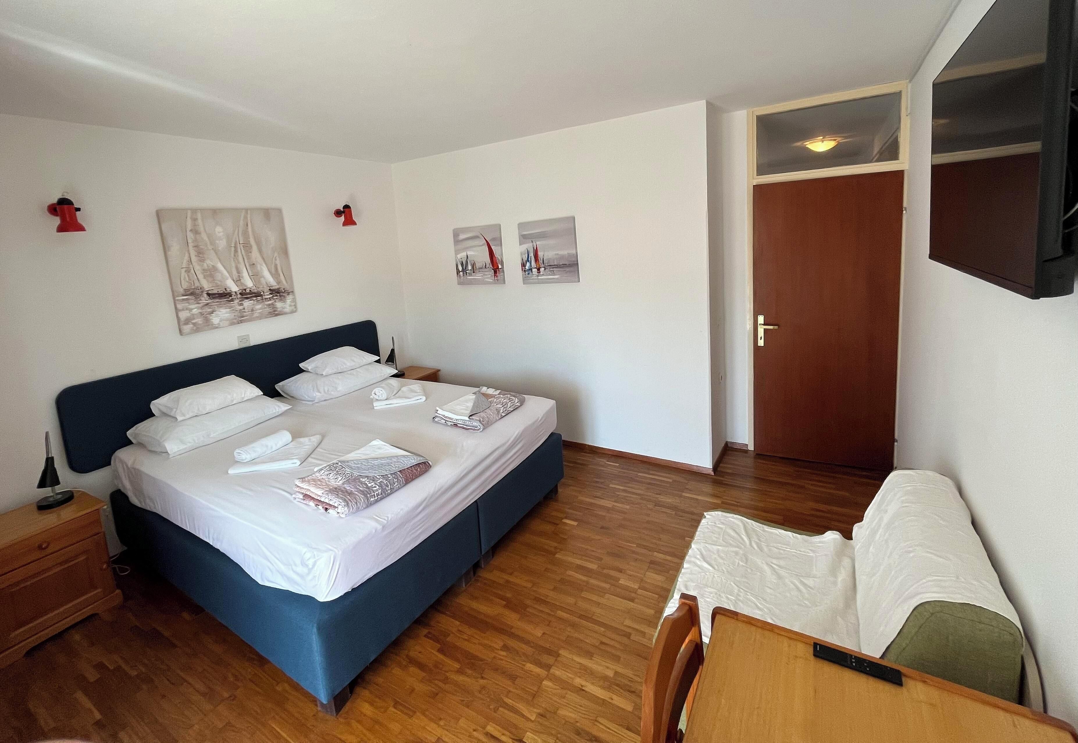 1 chambre, bureau, fer et planche à repasser, accès au Wi-Fi (inclus)