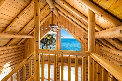 Charming cabin only feet from Lake Superior