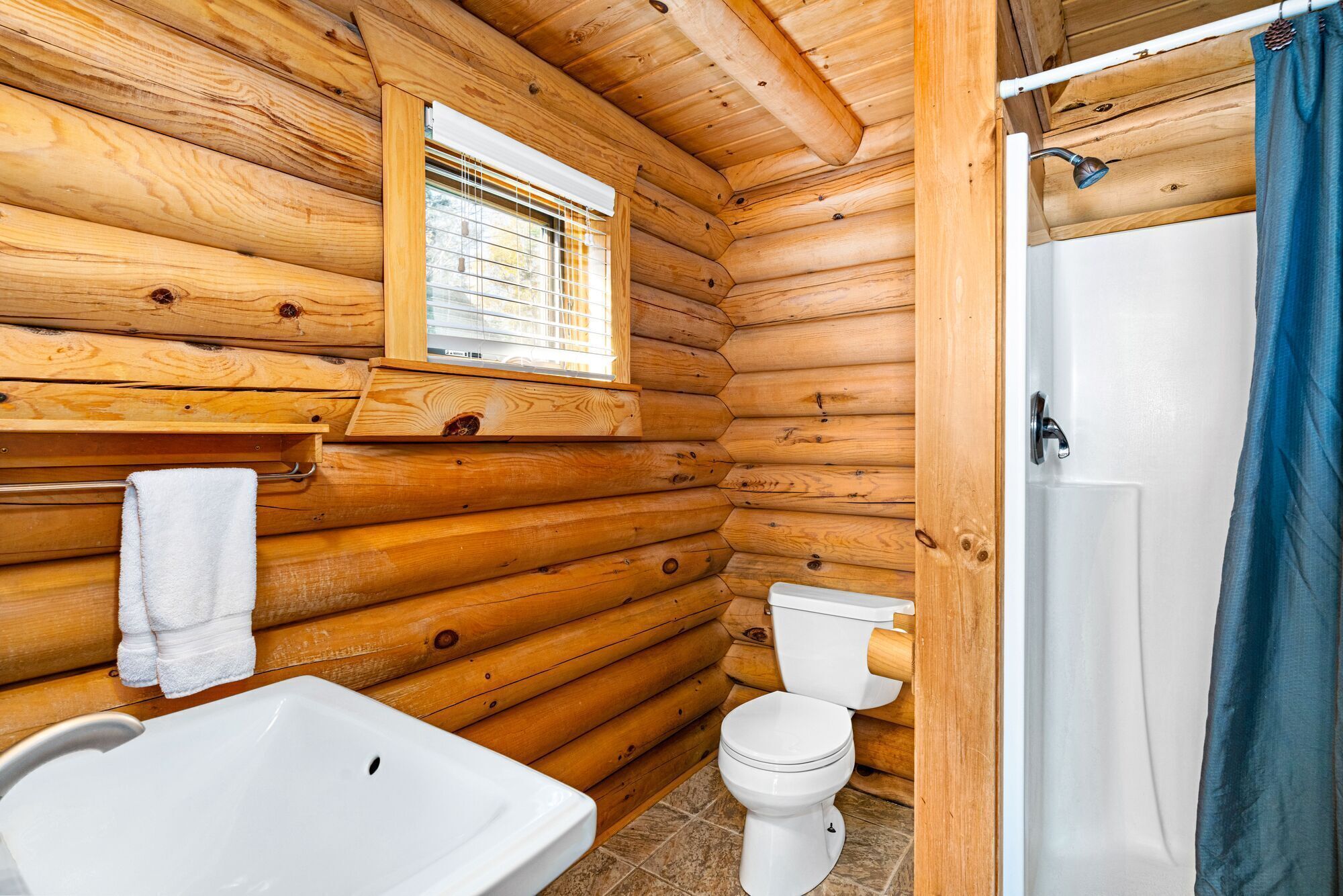 Douche, séchoir à cheveux, serviettes fournies