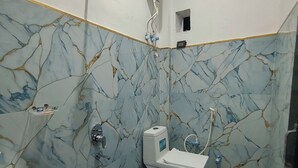 A bathroom with a toilet, bidet, and sink. - Hotel Town Inn Near Railway Station (Mathura)