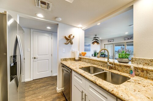 Waterfront condo w Pier, Pool,Boat Ramp,Tennis Court ,Amazing View, Pets Welcome