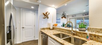 Waterfront condo w Pier, Pool,Boat Ramp,Tennis Court ,Amazing View, Pets Welcome