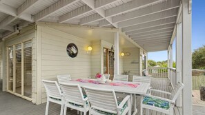 Outdoor dining - Lanai Retreat Rye - A relaxed coastal escape designed (Rye)