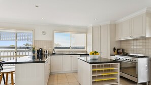 Fridge, microwave, oven, stovetop - Lanai Retreat Rye - A relaxed coastal escape designed (Rye)
