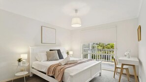 5 bedrooms, iron/ironing board, WiFi - Lanai Retreat Rye - A relaxed coastal escape designed (Rye)