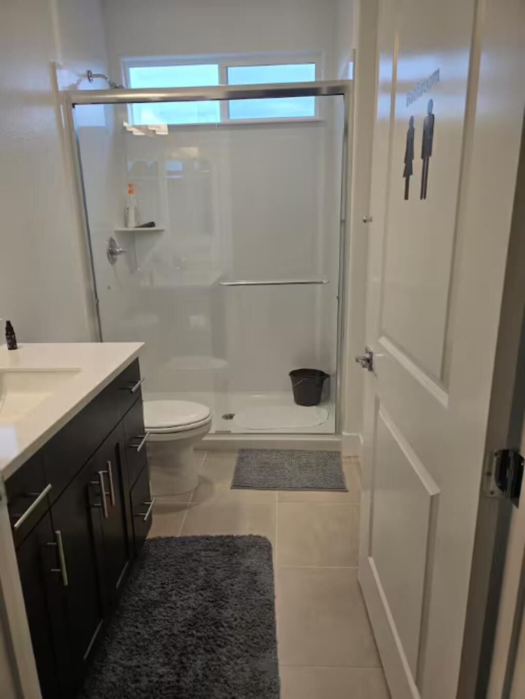 Séchoir à cheveux, bidet, serviettes fournies, savon