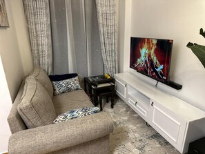 Apartamento clásico | Zona de estar | Smart TV de 32 pulgadas con canales digitales