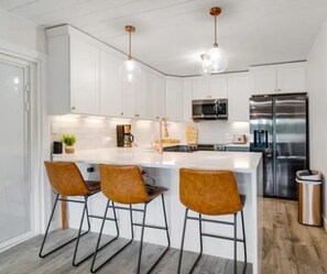 Fridge, oven, stovetop, dishwasher - Margaritaville Lakefront 3BD/3BA/Dock/Grill/Firepit-8PP (Osage Beach)