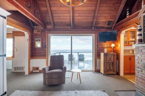 TV, fireplace, DVD player, offices - Ocean + Beach + Hot Tub | Nelscott Anchor House (Lincoln City)