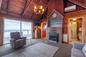 TV, fireplace, DVD player, offices - Ocean + Beach + Hot Tub | Nelscott Anchor House (Lincoln City)