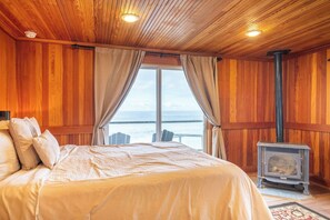 4 bedrooms, iron/ironing board, WiFi, bed sheets - Ocean + Beach + Hot Tub | Nelscott Anchor House (Lincoln City)