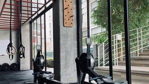 A gym with exercise equipment, large windows, and a view of a building outside. - Apartment in Cayala City/ 2 bedrooms, pet friendly / US Embassy (Ciudad de Guatemala)