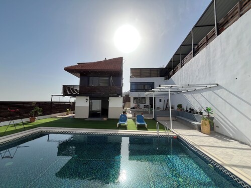 Cozy 1-bedroom hotel in fabulous أريحا with AC