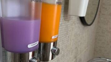 Serviettes fournies, papier toilette