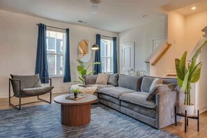 Living area - Luxe 4BR Townhouse Mins to Uptown CLT! (Charlotte)