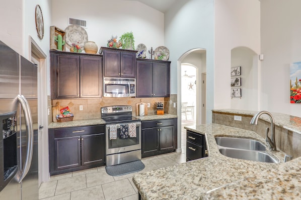 Fridge, microwave, stovetop, dishwasher - Fire Pit, Pets Welcome: Home 4 Mi to Dtwn Carlsbad (Carlsbad)