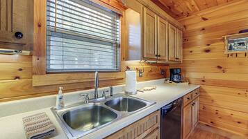 Réfrigérateur, micro-ondes, plaque de cuisson, lave-vaisselle