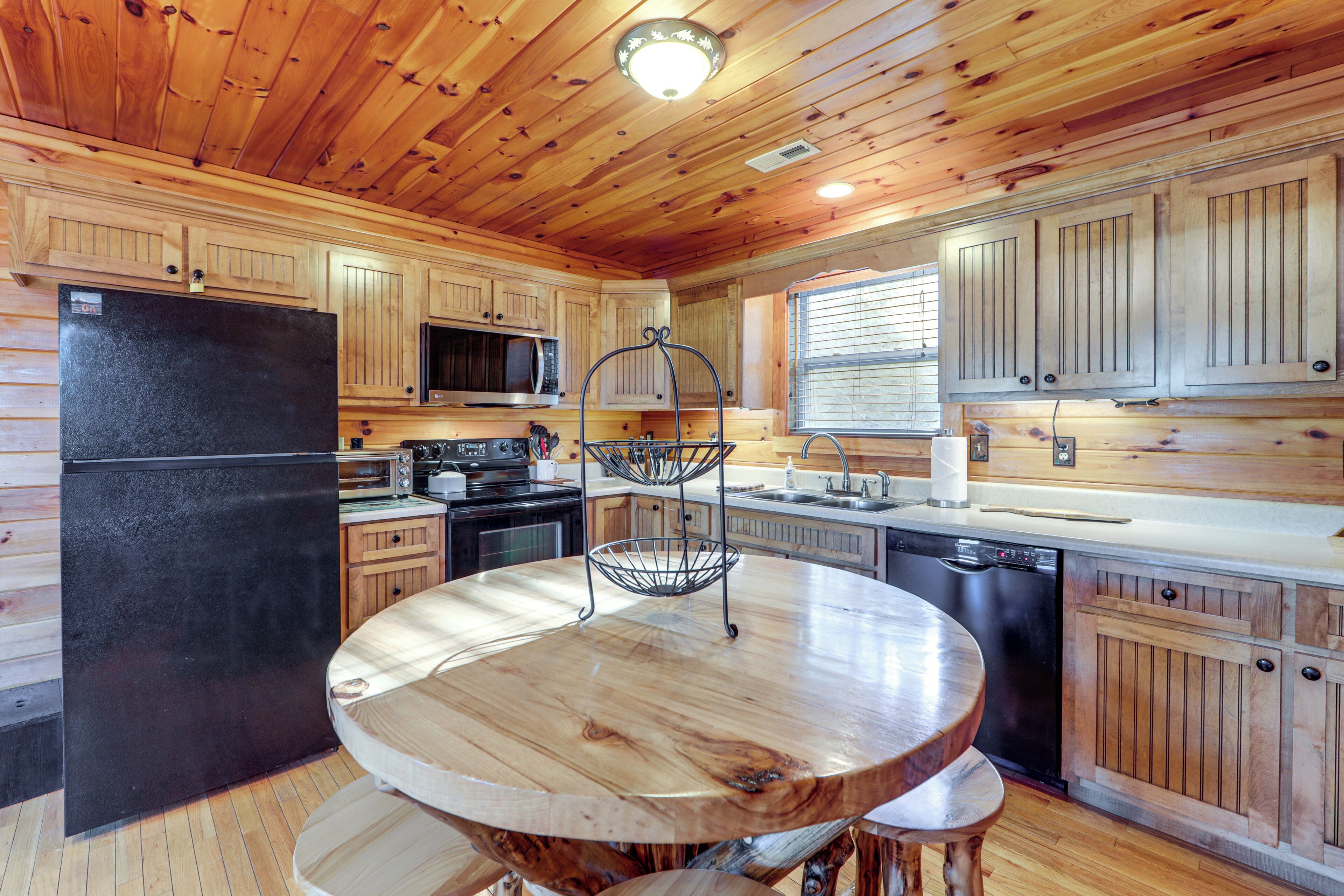 Kjøleskap, mikrobølgeovn, kokeplater og oppvaskmaskin