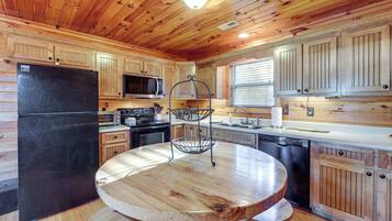 Kjøleskap, mikrobølgeovn, kokeplater og oppvaskmaskin