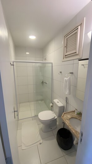 Tweepersoonskamer | Badkamer | Een douche, handdoeken, zeep, shampoo